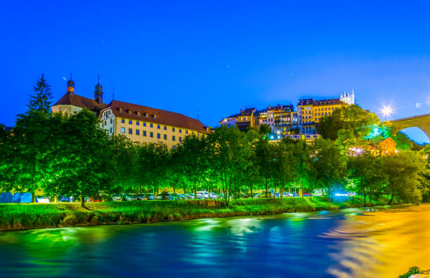 night view of pont de zaehringen standing over valley of river sarine in fribourg, switzerland - fribourg canton imagens e fotografias de stock