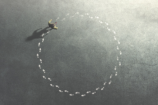 hombre siguiendo su sendero en círculo; concepto de vida photo