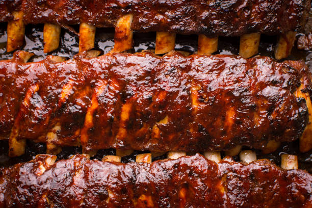 costilla de cerdo picante a la plancha barbacoa - rib fotografías e imágenes de stock