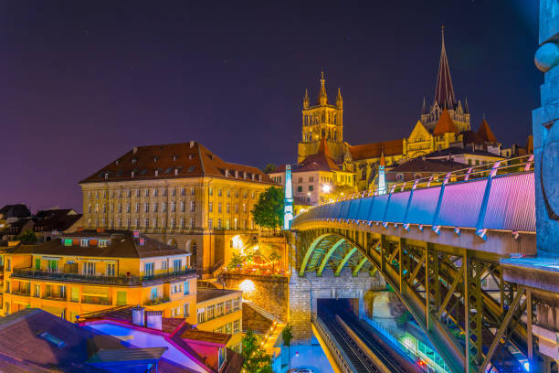 vista notturna della cattedrale gotica di losanna dietro il ponte di carlo bessieres, svizzera - charles bridge foto e immagini stock