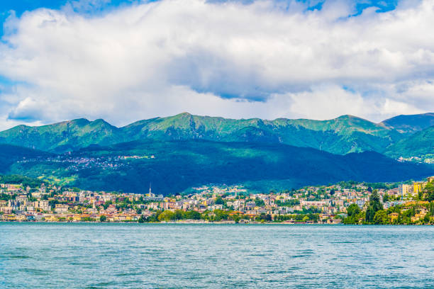 stare miasto lugano z widokiem na jezioro lugano w szwajcarii - ticino canton mountain lake lugano lake zdjęcia i obrazy z banku zdjęć