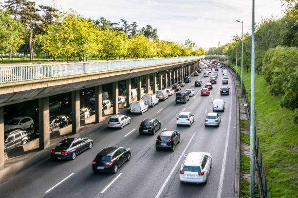 tráfico pesado diario en la carretera de circunvalación de parís en la hora pico de la tarde. - autopista de cuatro carriles fotografías e imágenes de stock