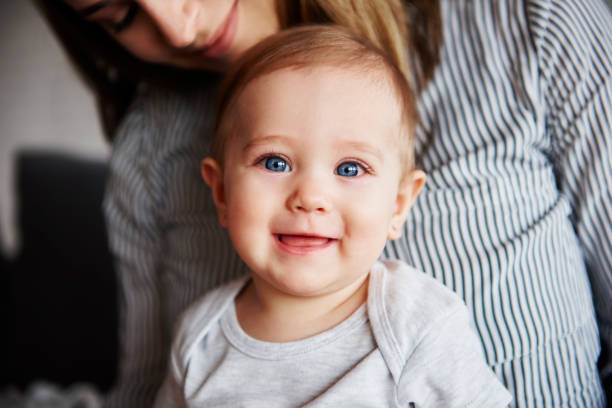 retrato de sonriente, adorable bebé - babies and children close up horizontal looking at camera fotografías e imágenes de stock