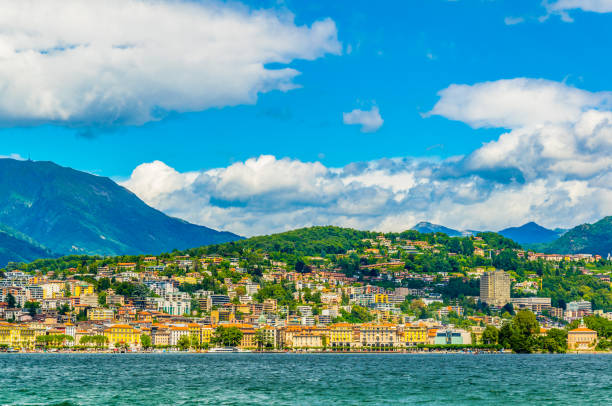 stare miasto lugano z widokiem na jezioro lugano w szwajcarii - ticino canton mountain lake lugano lake zdjęcia i obrazy z banku zdjęć