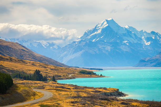 vue panoramique sur le belvédère du mont cook avec le lac pukaki et la route menant au village de cook mount dans le sud de l’île de nouvelle-zélande, travel destinations concept - mt cook national park photos et images de collection