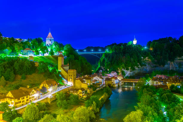 vista nocturna del valle del río sarine con puente cubierto pont de berne en friburgo, suiza - berne berne canton roof cityscape fotografías e imágenes de stock