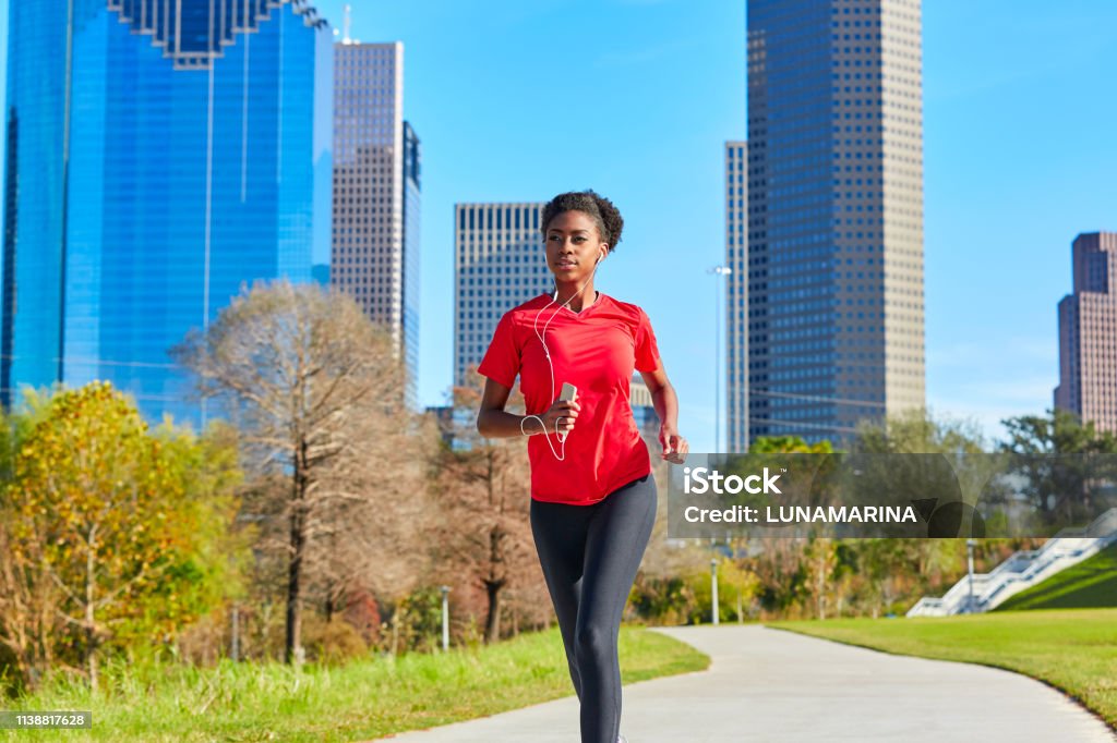 Runner chica corriendo auriculares de música escuchando - Foto de stock de Houston - Texas libre de derechos