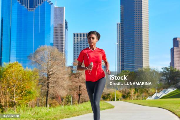 Runner Chica Corriendo Auriculares De Música Escuchando Foto de stock y más banco de imágenes de Houston - Texas