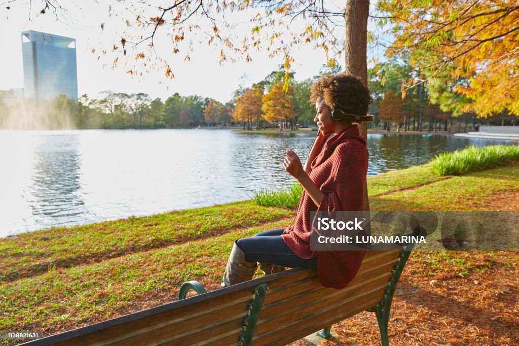 Frau hört Musik im Herbstpark - Lizenzfrei Houston - Texas Stock-Foto