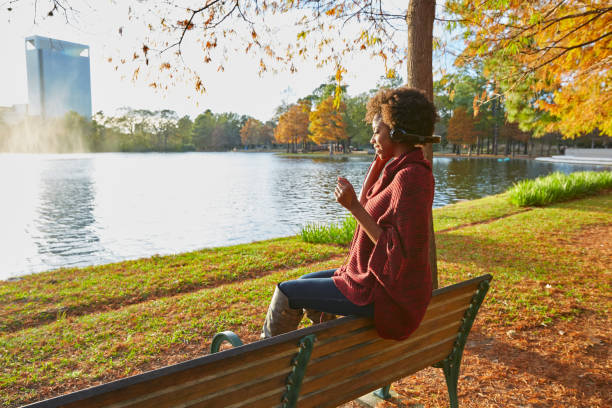 가을 공원에서의 여자 듣기 음악 - 4810 뉴스 사진 이미지