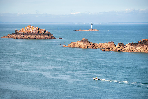 Varen in Frankrijk langs de rotsachtige kust van Bretagne