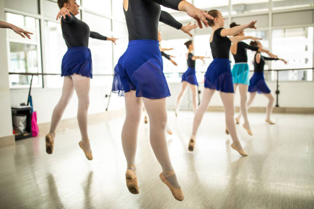 ballerinas springen in tanzstudio - ballet dress studio shot costume stock-fotos und bilder