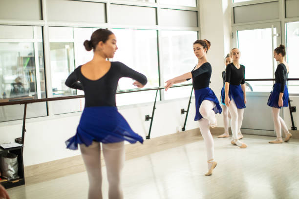 リハーサルの時間 - ballet dress studio shot costume ストックフォトと画像