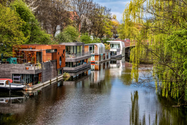 Idyllic house boats at the canal Eilbekkanal in Hamburg with modern houseboats houseboat photos stock pictures, royalty-free photos & images