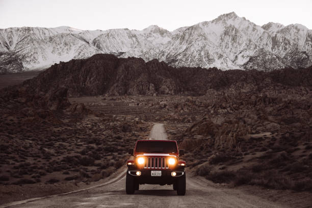 nuevo 2019 jeep wrangler en el alabama hills - sports utility vehicle 4x4 car tire fotografías e imágenes de stock