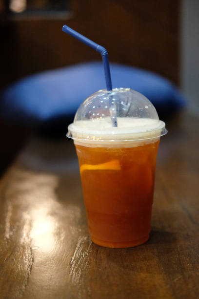 café negro mezclado con soda y zumo de naranja en cristal sobre la mesa de madera - zumo 660 fotografías e imágenes de stock