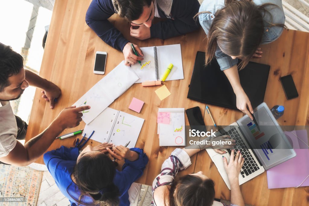 Blick auf Geschäftsleute rund um den Schreibtisch - Lizenzfrei Lernen Stock-Foto