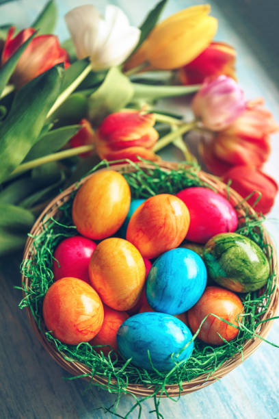 cesta dos ovos de easter com tulips - easter basket eggs yellow - fotografias e filmes do acervo