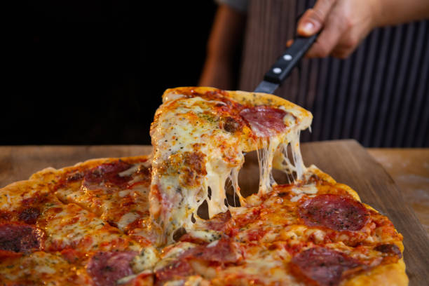 fetta di pizza - salami prosciutto italian culture food foto e immagini stock
