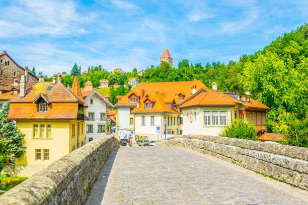 pont du environment über den fluss sarine in freiburg, schweiz - berne canton switzerland landscape travel stock-fotos und bilder