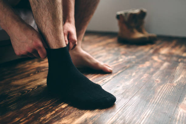 der mann trägt schwarze socken. männerstil. - strumpfwaren stock-fotos und bilder