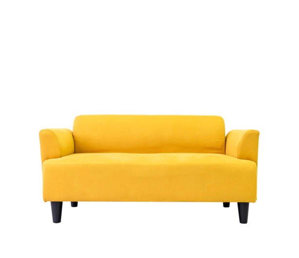 白い壁が付いている居間のアパートの黄色い現代快適なソファー。家具は白で隔離された家でデザインを飾る。ディカットとクリッピングパス - sofa ストックフォトと画像