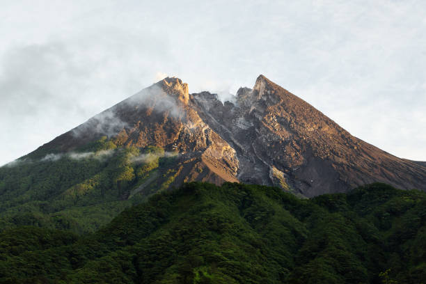 마운트 메 라피 피크의 활화산 - mt merapi 뉴스 사진 이미지