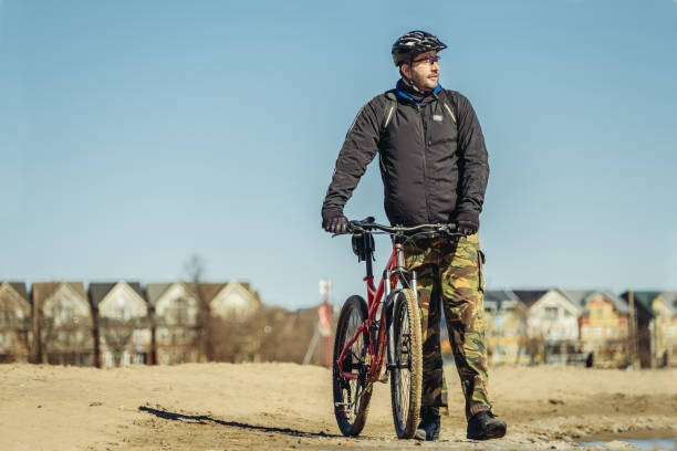 retrato do homem de bicicleta caucasiano - ontario spring bicycle city life - fotografias e filmes do acervo