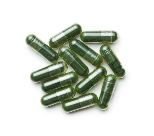 녹색 클로렐라 알 약 또는 녹색 보 리 약. - spirulina bacterium green vitamin pill medicine 뉴스 사진 이미지