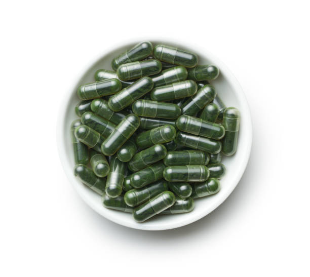 녹색 클로렐라 알 약 또는 녹색 보 리 약. - spirulina bacterium green vitamin pill medicine 뉴스 사진 이미지