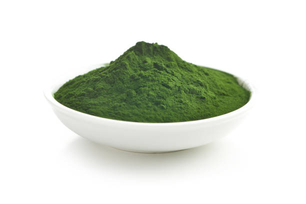 clorella verde o polvo de cebada verde. - chlorophyll fotografías e imágenes de stock