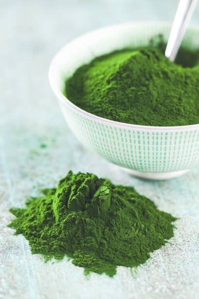 clorella o cebada verde. superalimento detox. - clorofila para adelgazar fotografías e imágenes de stock