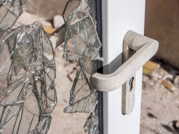 дверь после кражи со взломом - burglary broken window door стоковые фото и изображения