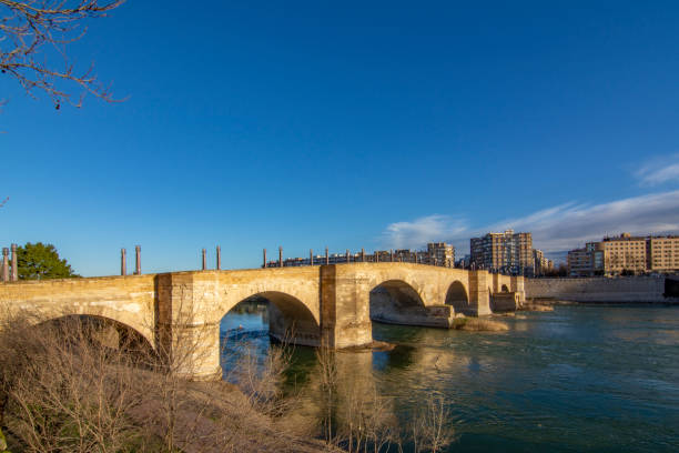 istock Medieval bridge over Ebro river in Zaragoza 1138875442