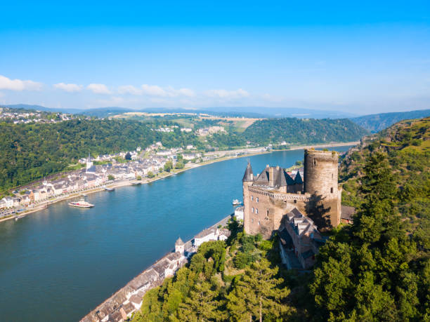 katz castle ruin in st goarshausen - rheinfels imagens e fotografias de stock