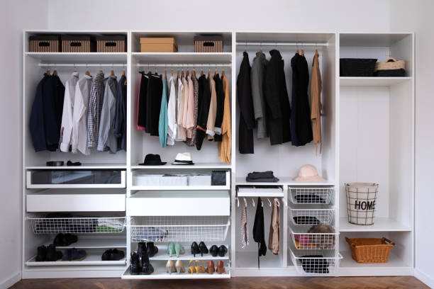 grande guardaroba con abiti diversi per spogliatoio - closet clothing indoors domestic room foto e immagini stock