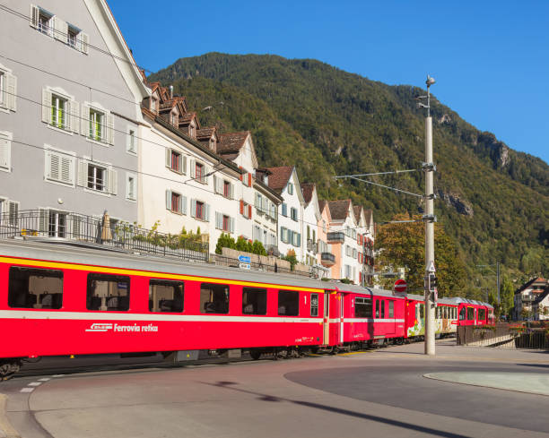 スイスのクール市の通りを通るレーティッシュ鉄道の列車 - rhätische bahn ストックフォトと画像