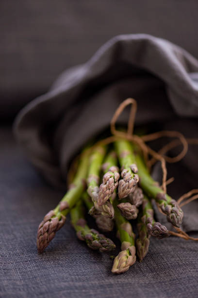 asperges vertes grillées - roasted macro freshness vertical photos et images de collection