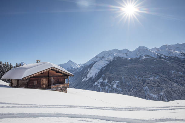 rifugio sulle montagne austriache in inverno. - mountain cabin european alps switzerland foto e immagini stock