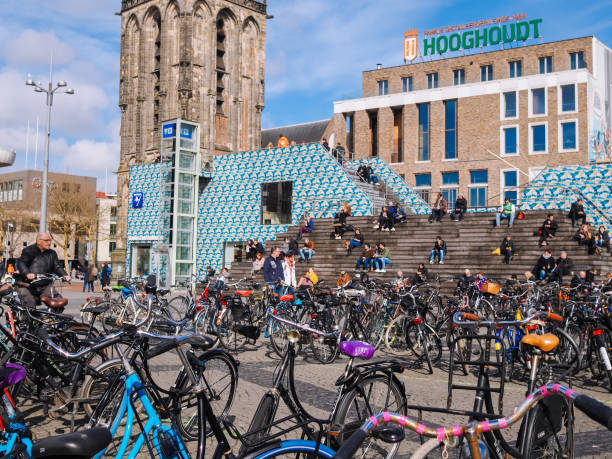 parking dla rowerów w centrum miasta w większości studentów miasta w holandii - groningen - downtoun zdjęcia i obrazy z banku zdjęć