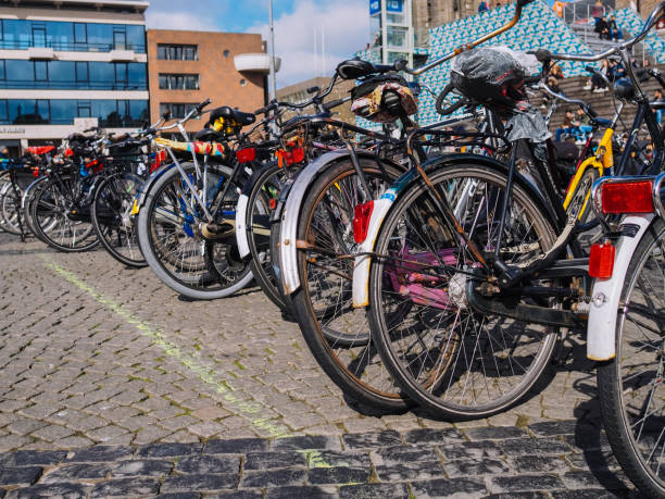 estacionamento da bicicleta no centro de cidade na maioria de estudantes cidade em países baixos-groningen - downtoun - fotografias e filmes do acervo