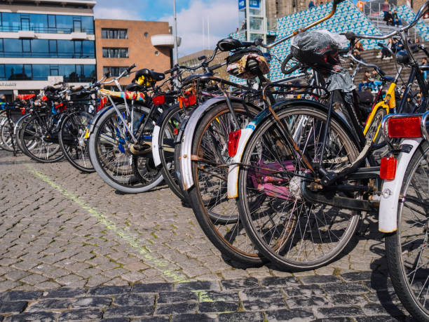 велосипедная парковка в центре города в большинстве студентов города в нидерландах - гронинген - downtoun стоковые фото и изображения