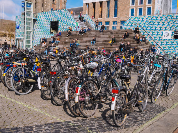 parking dla rowerów w centrum miasta w większości studentów miasta w holandii - groningen - downtoun zdjęcia i obrazy z banku zdjęć