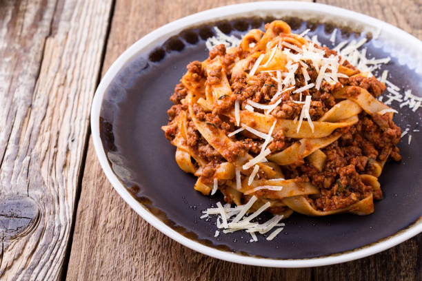 フェットチーネパスタ、ボローニャソースとタイム - dishware pasta tagliatelle beef ストックフォトと画像