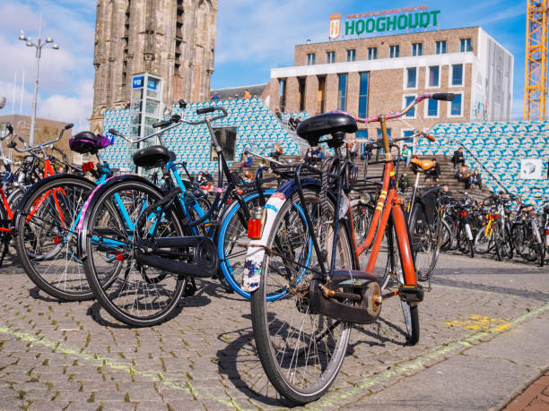 велосипедная парковка в центре города в большинстве студентов города в нидерландах - гронинген - downtoun стоковые фото и изображения