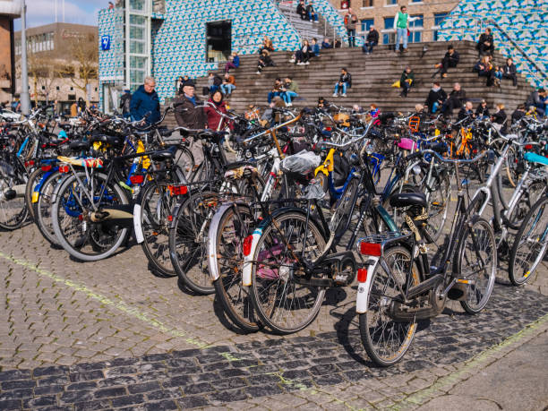 estacionamento da bicicleta no centro de cidade na maioria de estudantes cidade em países baixos-groningen - downtoun - fotografias e filmes do acervo