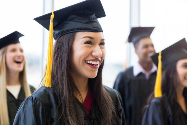 absolwentka śmieje się podczas ceremonii - high school student graduation education friendship zdjęcia i obrazy z banku zdjęć