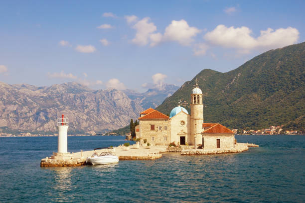 kirche unserer lieben frau von den felsen. bucht von kotor, montenegro - gospa od škrpjela stock-fotos und bilder