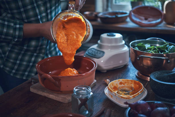 przygotowanie zupy dyniowej z blenderem w kuchni domowej - thanksgiving vegetarian food pumpkin soup zdjęcia i obrazy z banku zdjęć