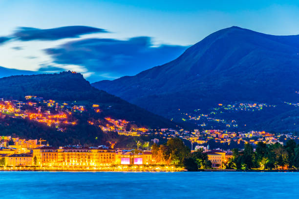 vue sur le coucher de soleil de la vieille ville de lugano face au lac de lugano en suisse - 11827 photos et images de collection